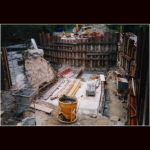 Bild 11 von 20 der Baubilder Einlaufbereich mit Sicht in Flussrichtung des Wassers und beim gelben Betonkbel wird einmal der Schmutzrechen zu stehen kommen